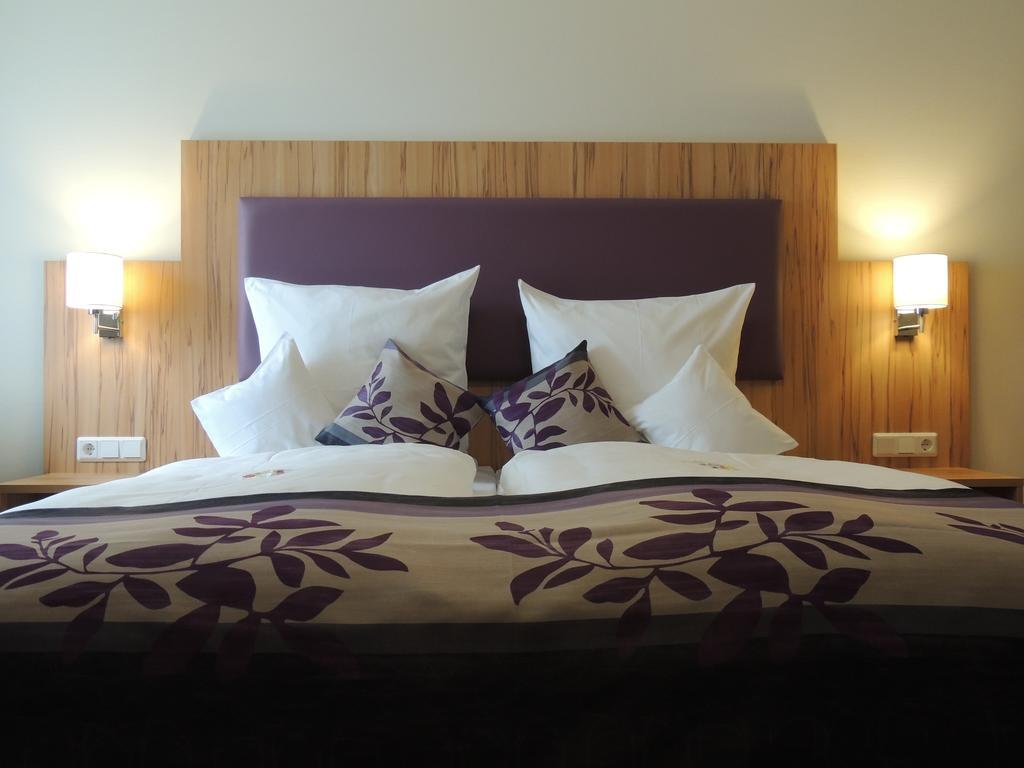 Sutter'S Landhaus Hotell Gensingen Rum bild