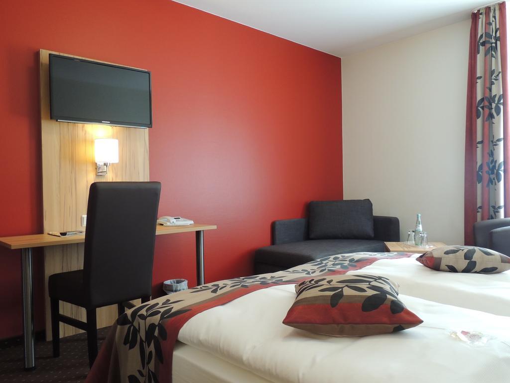 Sutter'S Landhaus Hotell Gensingen Rum bild