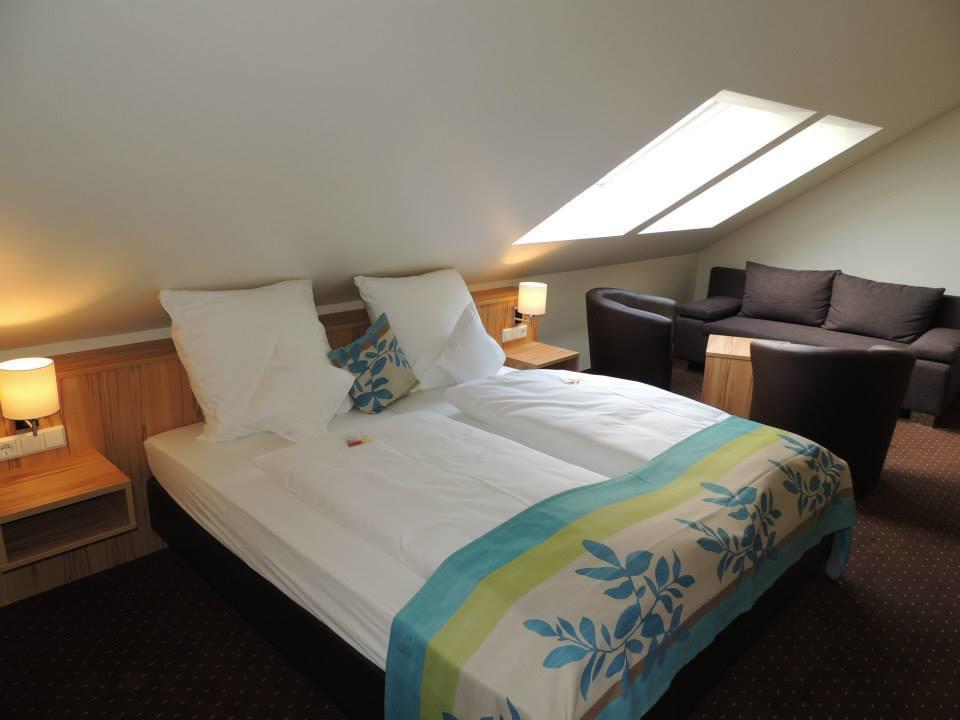 Sutter'S Landhaus Hotell Gensingen Rum bild