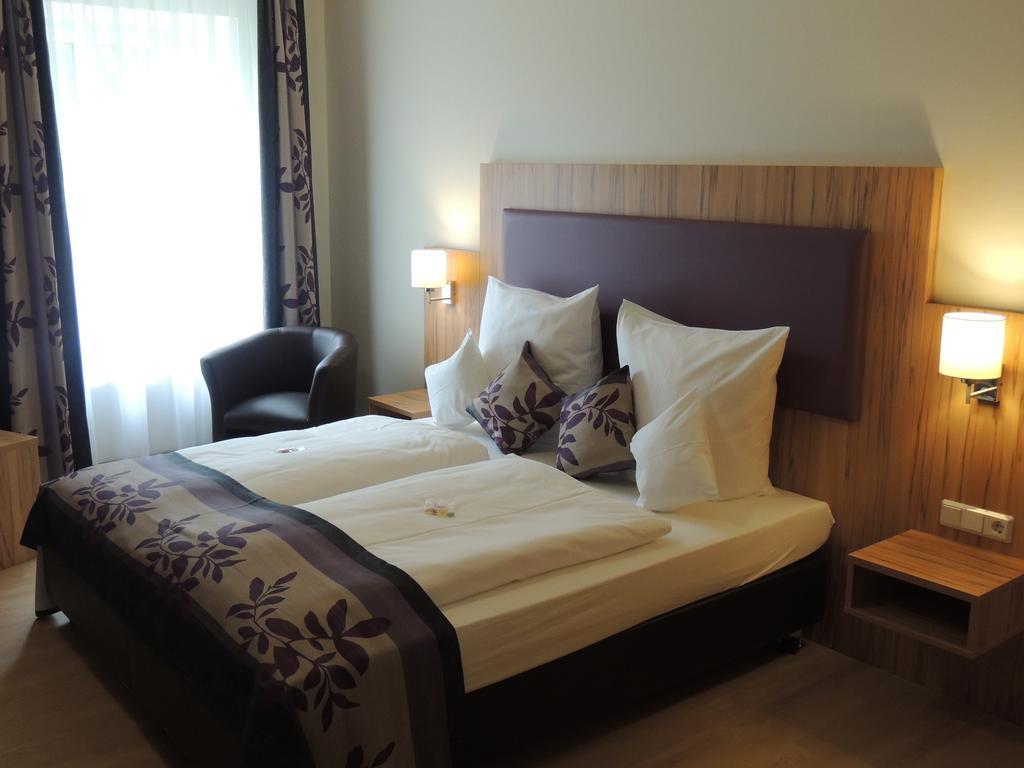 Sutter'S Landhaus Hotell Gensingen Rum bild